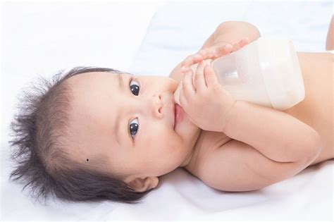 Berikan susu formula yang tepat untuk bayi sesuai kebutuhannya. Inilah Kriteria Susu Formula yang Baik untuk Balita - Wi Mi U
