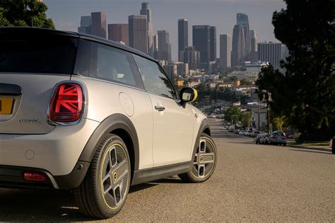 2020 Mini Cooper SE: The First Mini EV Bets on Style Over Range | Edmunds