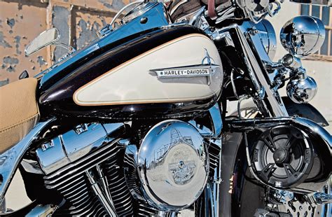 Those lucky enough to acquire them seek them out because usually they have already enjoyed the regular solid color tr's, and now they are yearning for something just a bit different, but yet, also factory appearing. 2002 Harley Davidson Road King - El Rey - Lowrider