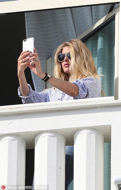 Selfie Takers Overestimate Their Own Attractiveness Study Lifestyle