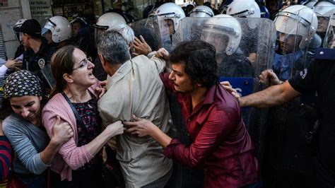 Протести во Турција по смена на тројца градоначалници 30 приведени