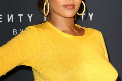 Rihanna Plus Belle Et Sexy Que Jamais Dans Un Ensemble Dévoilant Sa