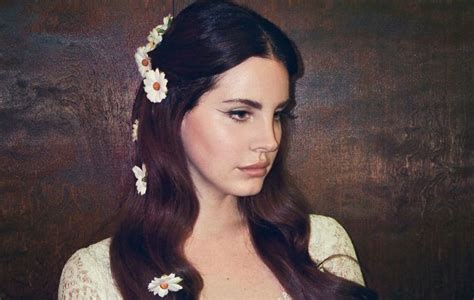 Née en 1985, lana del rey décide à 20 ans de se lancer dans la musique avec un premier album intitulé sirens. Lana Del Rey responds to fan theory of story between all ...