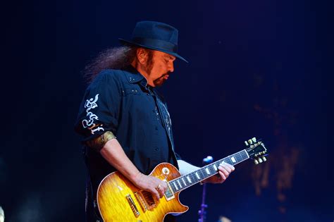 عازف الجيتار الأصلي Lynyrd Skynyrd عضو العمر 71 - الجدول الزمني