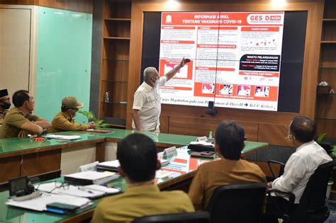 Apalagi pak bupati tadi bilang sudah memiliki mapping kebutuhan tenaga kerja peningkatan kompetensinya, tutur menteri ketenagakerjaan , ida fauziyah usai menerima audiensi bupati mappi, papua cristosimus yohanes agawemu, di kantor kemnaker, jakarta, senin (21/6/2021). Cara Bekerja Di Kantor Kecam - Cara Bekerja Di Kantor ...