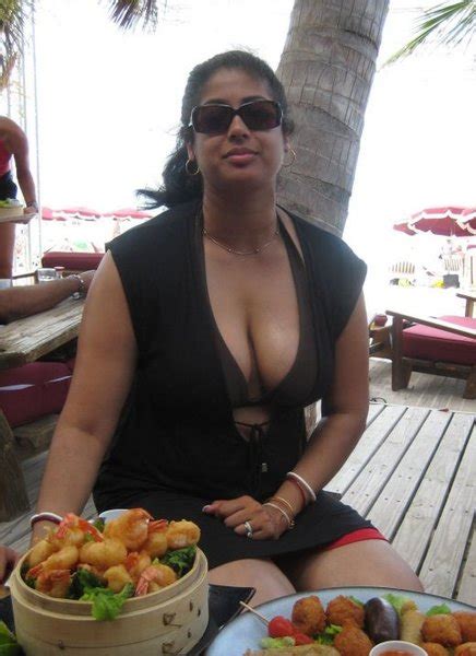 Hottest Aunty Srilankan Aunty Showing Cleavage
