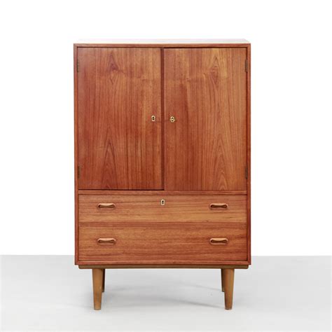 A skovby tv cabinet is designed with elegant and practical details that let you focus on watching some of our tv cabinets can be fitted on the wall or placed on a base or legs. Teak Danish design tv cabinet | #107474