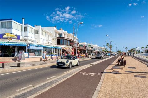 Avenida De Las Playas In Puerto Del Carmen Lanzarote Redactionele Foto