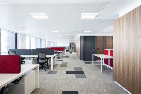 Perfectly Utilised Office Space With The Use Of Desk Dividers From