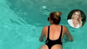 Mira El Video De Khloé Kardashian Haciendo Ejercicio En Un Sexy Traje De Baño Telemundo