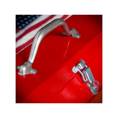 But there are a few stalwart tool companies that have remained committed to being made in america, not only investing in the u.s. Red Metal tool box made in USA ⎟ lecomptoiramericain