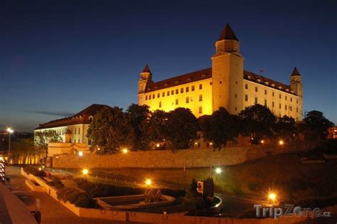 It is bordered by poland to the north, ukraine to the east, hungary to the south. Bratislavský hrad v noci - foto, fotografie | Slovensko ...