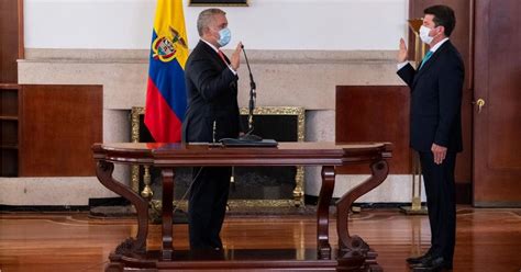 Diego molano aponte es un administrador de empresas bogotano que ha hecho buena parte de su carrera de la mano del ex senador caldense luis alfonso hoyos. Presidente Duque posesionó a Diego Molano Aponte como ...
