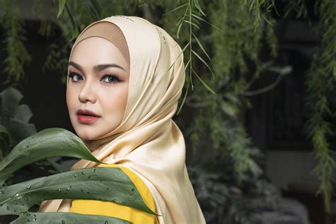 She was born to an english mother, tracey johnson, also known as aishah rahman and a malay father mohd baharum abdul rahman. Siti Nurhaliza - Tabloidbintang.com