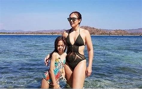 unggah koleksi foto bikini seksi wulan guritno gembok kolom komentar