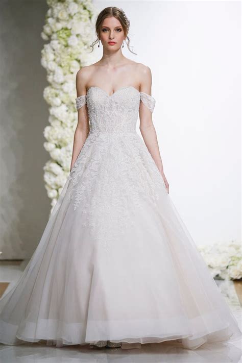 Shop for beautiful sheath wedding dresses & form fitting wedding dresses in various designs at david's bridal, including lace. 6 Wedding Dress Sleeve Styles All Brides Need to Know ...