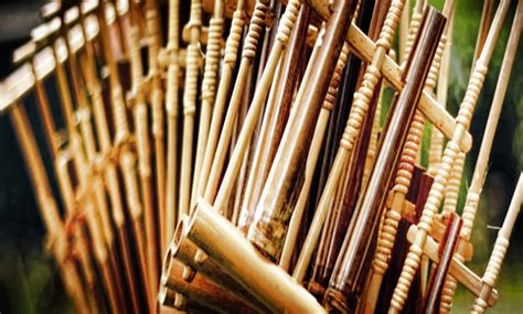 Tabung panjang yang terbuat dari bambu dengan dawai di bagian tengah. Contoh Musik Sebagai Sarana Upacara Adat - Barisan Contoh