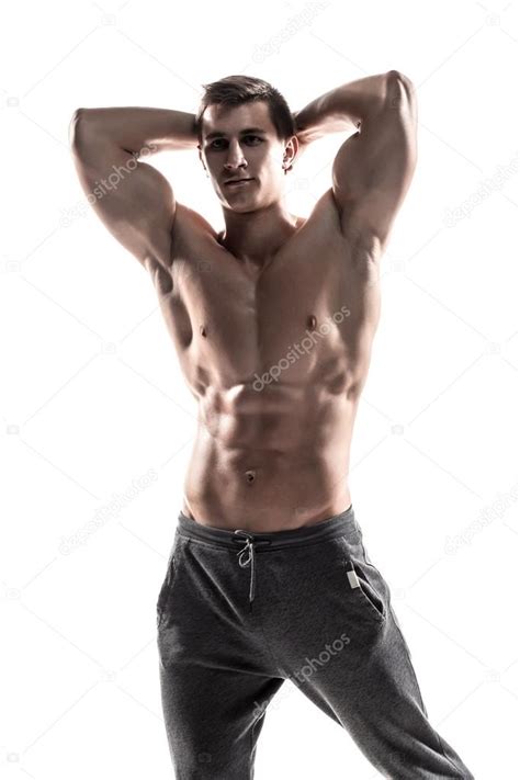 Homem muscular posando flexionando o bíceps mostrando corpo perfeito fotos imagens de