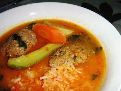 Mezcla la carne con el huevo batido, el pan rallado, la cebolla, el ajo y el perejil, todo muy picado. ALBONDIGAS EN CALDO CON VERDURAS Receta | LA COCINA DE ...