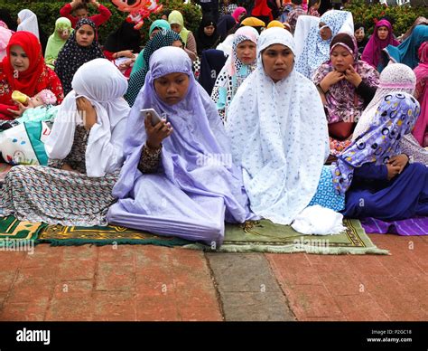Filipino Muslim Women Hi Res Stock Photography And Images Alamy