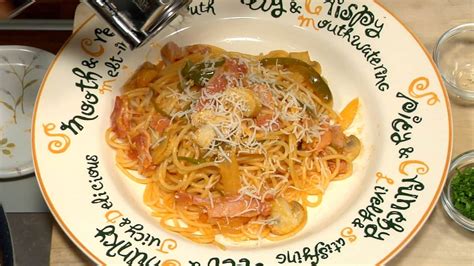 The recipe for spaghetti napolitan is unique in that sliced onions and green bell peppers are sautéed with either ham (lunch meat style) or bacon and then tossed with. Spaghetti Napolitan Recipe (Japanese-style Pasta) | Cooking with Dog