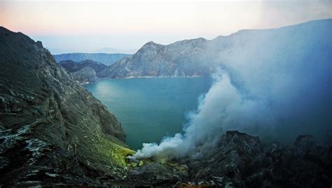 El Blue Fire Llamas Azules En El Cráter Del Volcán Ijen De Mayor