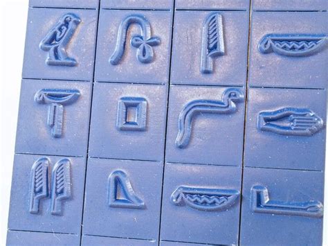 Hieroglyphe — unter einer hieroglyphenschrift. Hieroglyphen ABC | Echte Stempel - Ägyptische Hieroglyphen ...