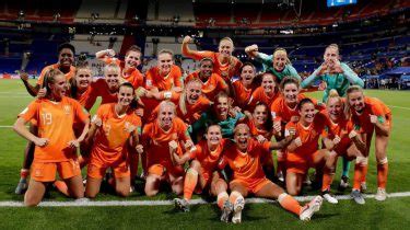In deze nieuwe aflevering van 'leeuwinnen op jacht' spelen de oranjeleeuwinnen twee oefenwedstrijden tegen. Cashen: zoveel verdienen Oranje Leeuwinnen aan WK