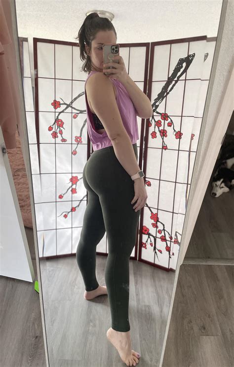 Pre Pilates Booty Pic Featuring A Snoozing Pup Rbootyqueens