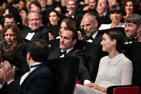 Jun 07, 2021 · joaquin phoenix and his partner rooney mara have been vegan and vegetarian for the majority of their lives, but the actor says their lifestyle choices don't dictate how their son river eats and. Rooney Mara e Joaquin Phoenix aparecem como casal pela ...