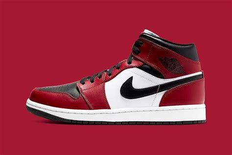 Dressed in the iconic chicago colours from michael jordan's first ever signature shoe in 1985, these will no doubt have jordan fans from around the world excited. Air Jordan Retro 1 Mid Chicago Toe - jr sport