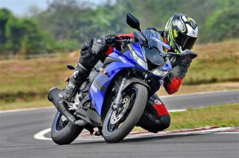 Presently, yamaha has listed 2 variants for r15 in india. 2018 Yamaha YZF R15 V3 Review, Test Ride & Performance - Autocar India - Autocar India
