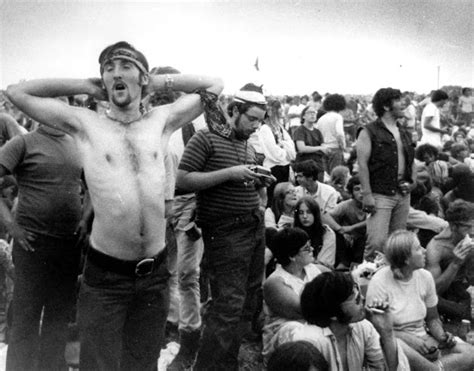 28 Amazing Vintage Photographs That Capture People Showed Up To A New York Farm For Woodstock