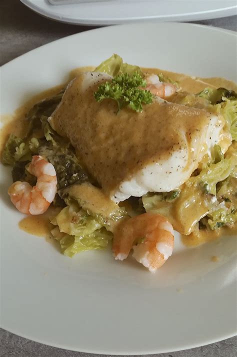 Dos de merlu sauce douce aux crevettes embeurrée de choux