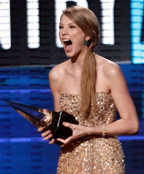 Taylor Swift Wins 3 Trophies At Amas