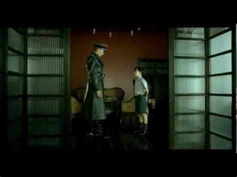 Il libro ci mostra la guerra dagli occhi innocenti di un bambino tedesco che non riesce a comprendere il motivo per cui alcune persone debbano restare rinchiuse in dei. IL BAMBINO CON IL PIGIAMA A RIGHE TRAILER - YouTube