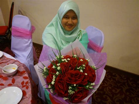 Perempuan lak cam ne sbb saye pernah terbaca di majalah, ust tu tulis perempuan tak leh pakai inai dijari kecuali utk tujuan dijdkan ubat, kalau kahwin lak camne? NURUL ATHIRAH: Hukum Seorang Lelaki Memakai Inai