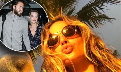 Margot Robbie Enjoys Wedded Bliss On A Tropical Beach Daily Mail Online