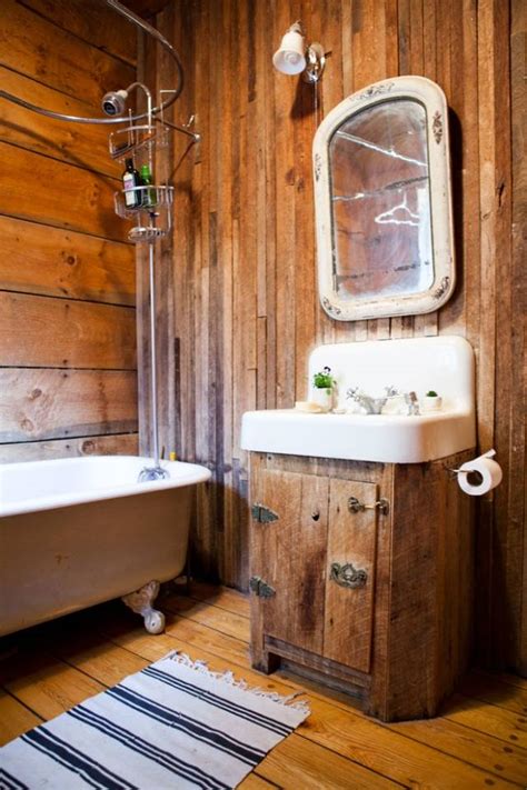 Ihre neutralen farben, natürlichen materialien und der fokus auf praktische einfachheit machen sie zu einer guten wahl für jemanden, der dem sterilen look moderner oder zeitgenössischer badezimmer entfliehen möchte. Badezimmer einrichten im rustikalen Landhausstil