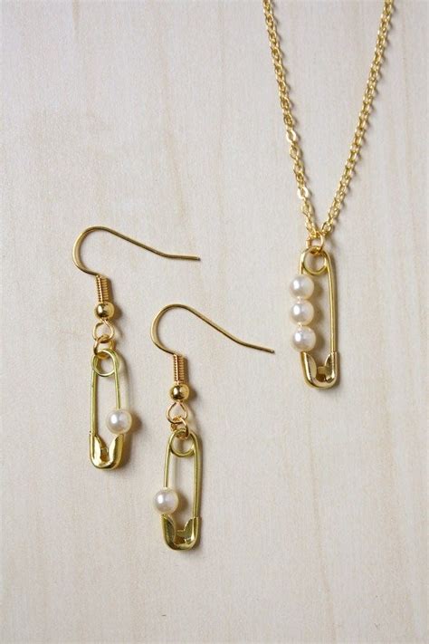 Make This Simple Safety Pin And Pearl Jewellery Set Using Gold
