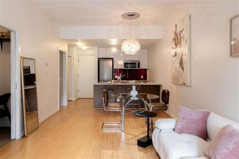 Large & Luxurious 1 bed/1bath + Den located in Crosstown - PacificWest