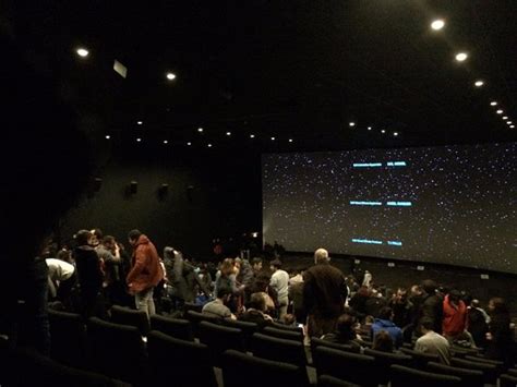 El edificio kinépolis madrid, donde está situado el centro comercial de la ciudad de la imagen de pozuelo de alarcón, está compuesto por 25 salas, que ofrecen una cartelera de cine de hasta 25 películas diferentes, un vestíbulo espacioso y otras zonas diáfanas. Kinepolis Madrid Ciudad de la Imagen - All You Need to ...