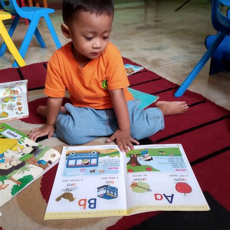 Membaca merupakan suatu proses penyerapan sebuah tulisan atau bacaan secara kritis dan kreatif. cara meningkatkan minat baca dan mencintai buku pada anak ...