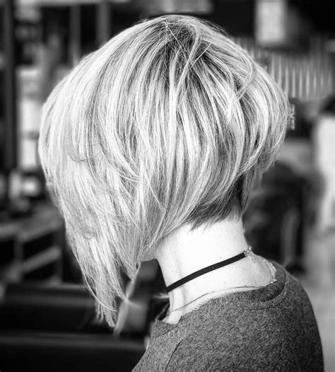 Le carré plongeant long est très tendance, il se porte souvent avec une raie située au milieu de la si vous avez les cheveux ondulés, un carré plongeant long ne donnera pas le résultat escompté et ce. gallérie : Les +20 meilleures photos de coiffure femme ...