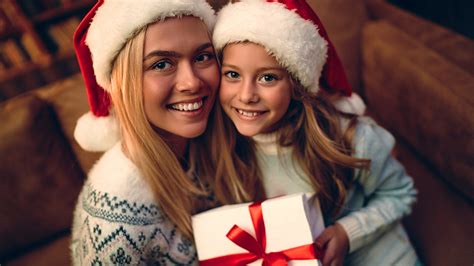 We make it easy to light up her christmas morning with a present that is truly unique and special, from dazzling fine jewelry that's personalized just for her to sweet keepsake music boxes that share all the love in your heart. Christmas Gift Ideas for Your Young Daughter | Top Ranked
