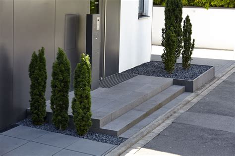 Dazu gibt es einige elemente wie beispielsweise die treppe oder das vordach, welche den stil ausschlaggebend prägen. Eingangsbereich aus Betonstufen und Bodenbelägen von ...