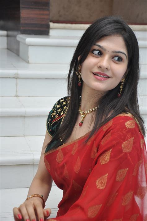Lead character artist @ ubisoft. Actress Naan Vibha Natarajan Cute Saree Stills |Beautiful ...