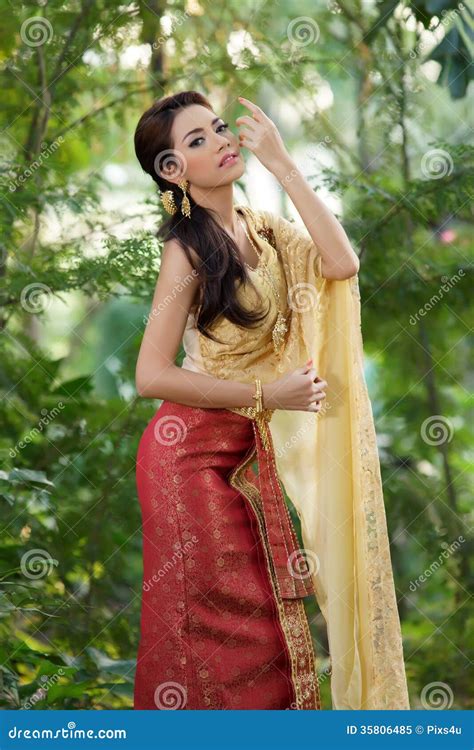 Thaise Vrouw Die Typische Thaise Kleding Dragen Stock Afbeelding Image Of Meisje Volwassen