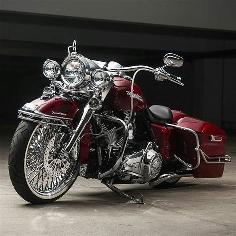 With wide chrome beach bars, wire wheels wrapped in whitewall tires, a sweeping rear tail, and extended chrome fishtails, one would except this road king built by afterhours bikes to be cruising denim jackets for men are making a comeback. 25+ bästa idéerna om Road king på Pinterest | Harley ...