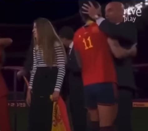 Watch Luis Rubiales Kissing Jenni Hermoso After Spains Victory In Hot